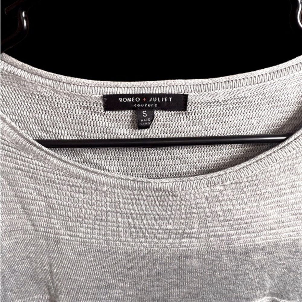 𝅺romeo & Juliet Couture, women’s gray tunic sweater, size small - Picture 3 of 7